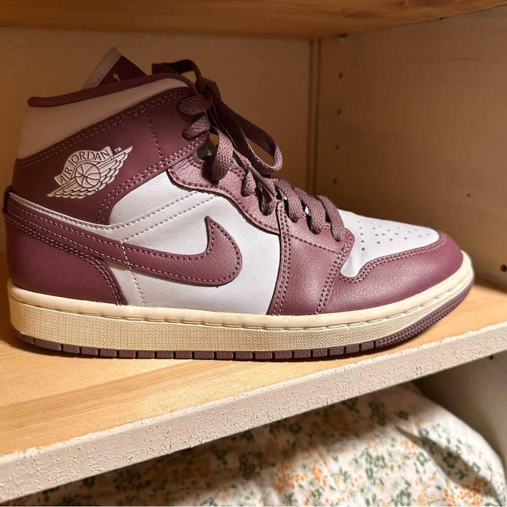 Nike Air Jordan High-Tops in Platinum and Mauve Size 6.5W